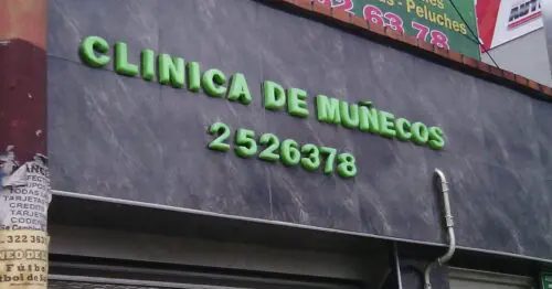 CLINICA DE MUNECOS Y PERSONAJES CLINICA DE MUNECOS Y PERSONAJES